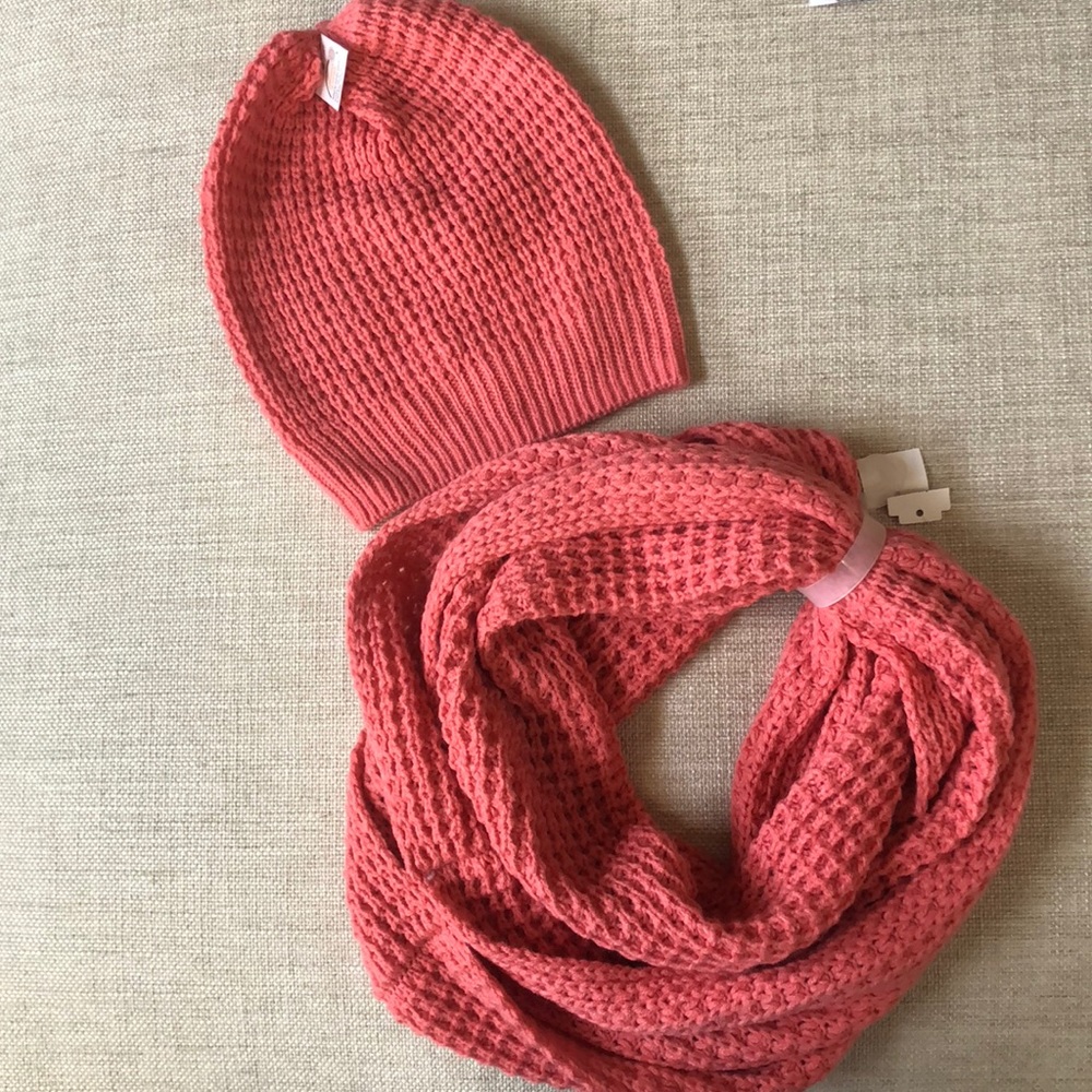 New matching knit scarf and hat with tags!